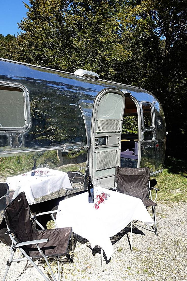 Airstream Aussen Tisch Tag