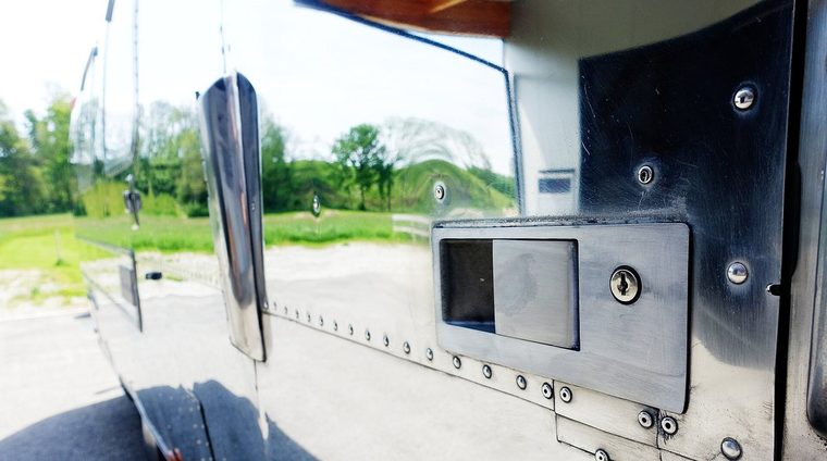 Airstream Mobile Lounge Mieten Vermietung Hochglanz Stehtisch 03